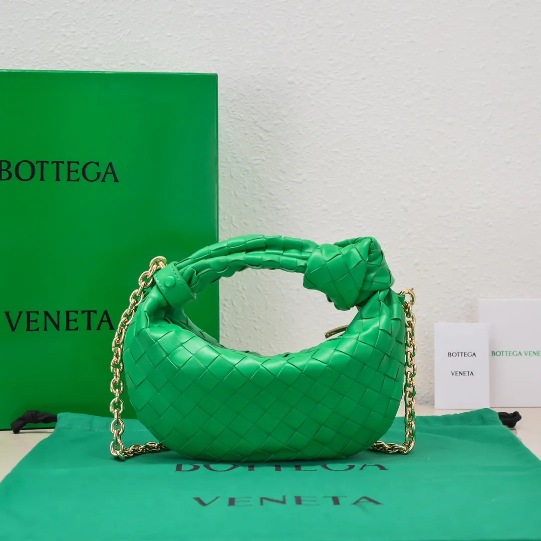 Batch 1220 Ready Stock/Parrot Green Hello everyone, I have a new name, it’s called chain jodie. Jodie’s chain clause ~ can finally be carried on the shoulder. It is based on the original bag type and adds a chain shoulder strap, and it is detachable! It's equivalent to spending one dollar to buy two bags. As the ace cutie of BV family, I really have no choice but to buy one! This bag of ours is really the same as ZP. You can wear it with a small amount of money~ Original sheepskin➕all steel hardware 28×23×8cm, model: 6699-9#
